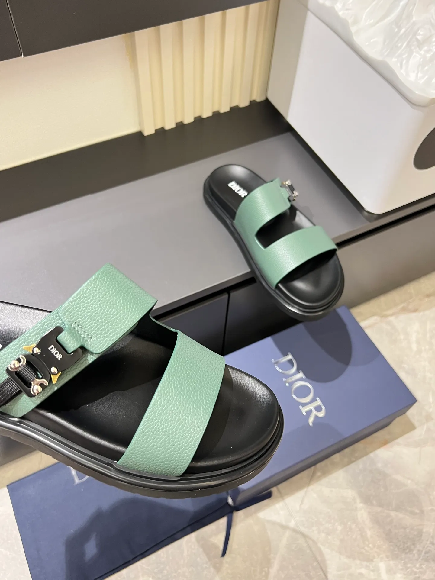 Men's Men's Shoes 💰p320 Dio* Men's Sandals Slippers. Showcasing Dior haute couture design. The Dior gray suede strap is accented with an aluminum Dior buckle for added style. Paired with a comfortable tonal notch sole, they pair easily with shorts or jeans for a sophisticated look. Main body: suede cow leather, technical fabric lining: cow leather, with adjustable straps, aluminum Dior buckle, Dior gray EVA insole, tonal notched rubber outsole splicing structure, size: 38-44 (customized at 45.46)